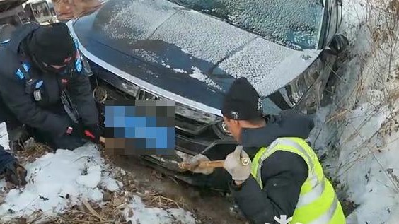 轿车转弯失控不慎滑入路边沟中救援队帮忙脱困