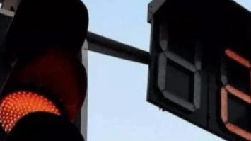 开车“不小心”闯了红灯，怎么办？交警：这样做，不扣分！