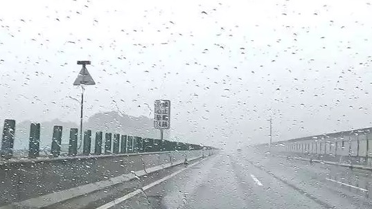 汽车自动大灯这个bug，喵哥到今天才发现，雨雾天太容易出车祸