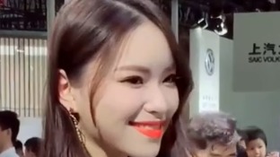 成熟性感的女神级车模，气质优雅端庄大方，有种无法抗拒的魅力