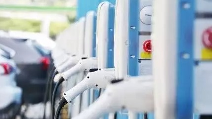 对于身边的买新能源纯电车型的来说，可能是因为牌照原因，所以才购买了新能源车型。还有就是认为纯电车型不用加油，所以就感觉很省钱！