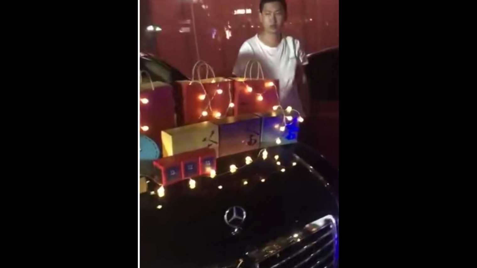 摆地摊都有门槛儿？昆明一主题公园要求宾利、路虎、保时捷等豪车