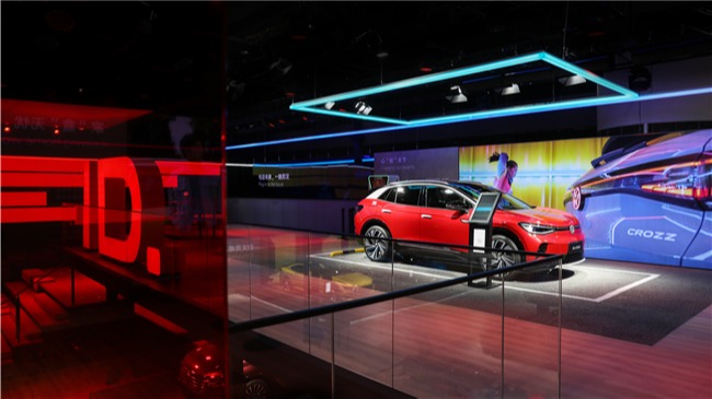 新能源汽车硝烟弥漫：传统车企强势抗衡造车新势力