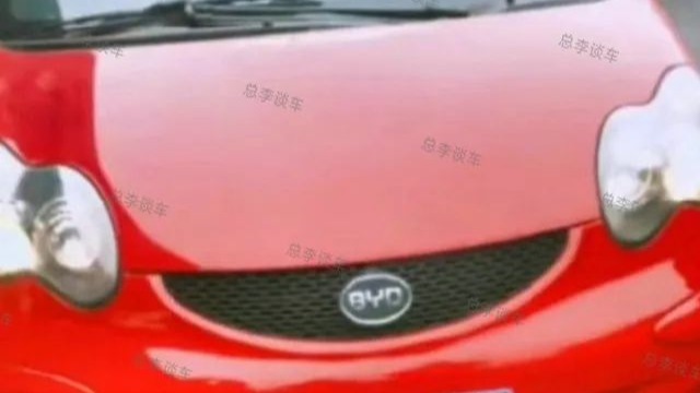 皖G77777跌落史，13年前跟兰博基尼，如今变三缸比亚迪