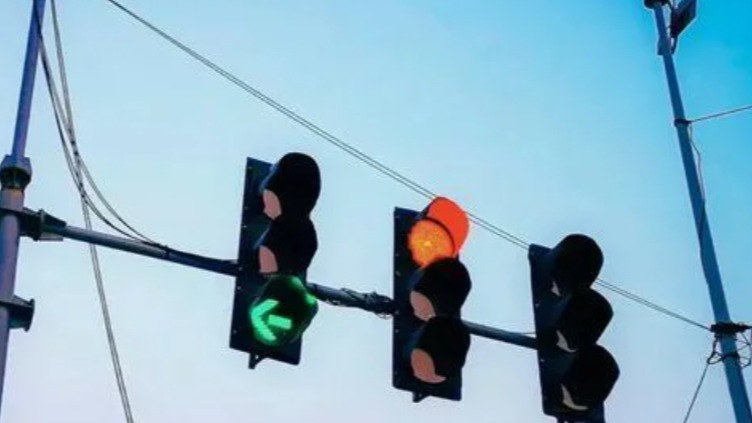 “九宫格”红绿灯遭到车主无奈吐槽:5天扣完12分，绿灯都不敢走