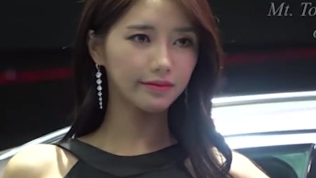 都说微胖才是极品，你们都错了，这个车模才是