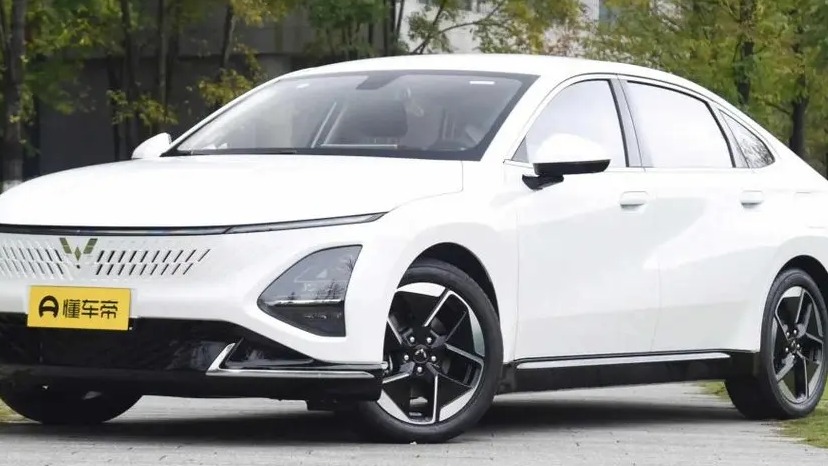 五菱星光PHEV、丰田卡罗拉、日产轩逸三车横评，选谁比较好？