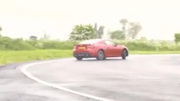 新轮胎该怎么放？前轮爆胎更危险，为何米其林却建议放后轮