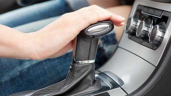 自动挡停车的正确步骤到底是什么？别再被误导了！