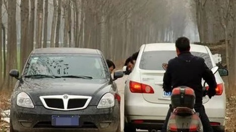 在车内如何判断车轮位置？老司机给你支招，太简单了