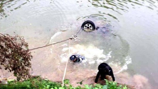 轿车坠河 95后民警冒着严寒两次跳下河营救