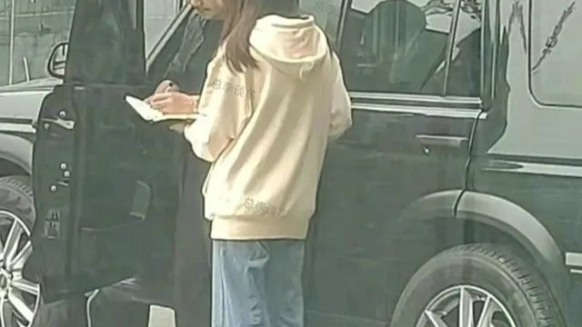 网友逛街偶遇汪涵，他的这辆座驾已经开了18年，车牌号霸气