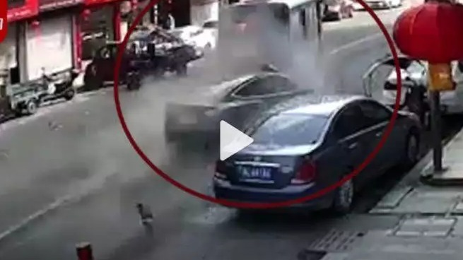 特斯拉“狂飙”撞烂公交车1死1伤！又是老司机？又没踩刹车？