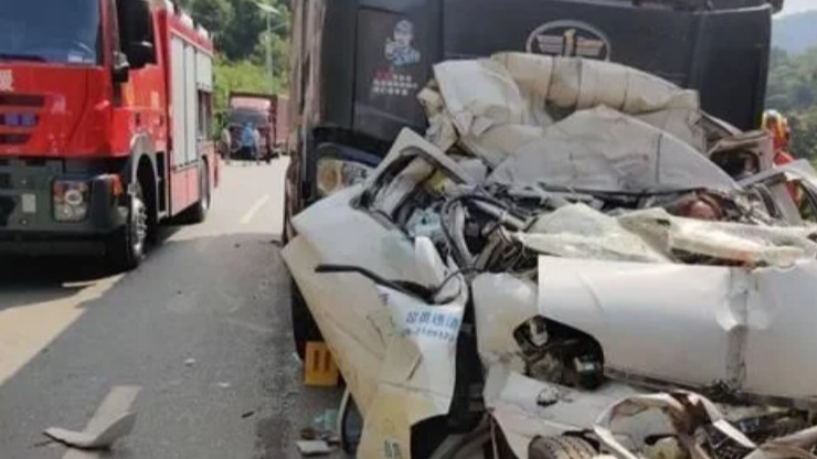 高速上开车，遇到石块是躲是撞?老司机:再说一遍，牢记