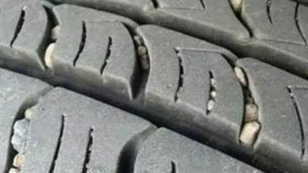 轮胎上面卡小碎石要清理吗？有没有安全隐患，看看老司机的做法