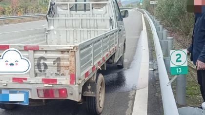 司机“心大”油箱漏油浑然不知，车辆油尽趴窝高速