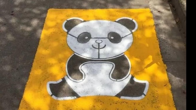 停车位里画熊猫是什么意思？真的能停？