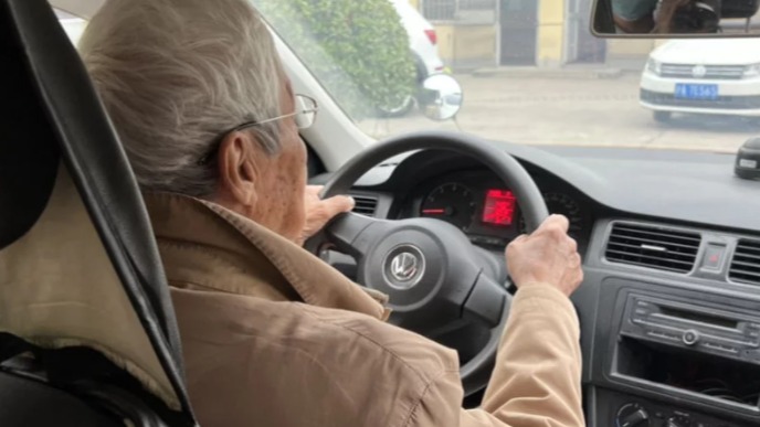95岁老伯学车记：完成首次小路模拟考，拿到驾照后教练还要跟车