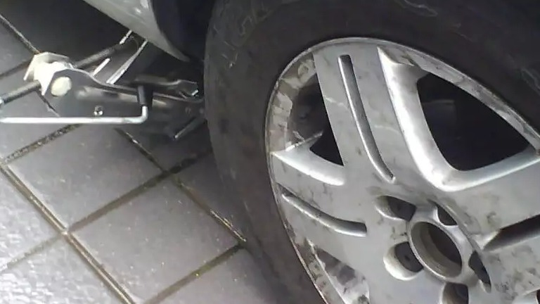 高速轮胎扎钉漏气或者爆胎，可以到应急车道换胎吗？