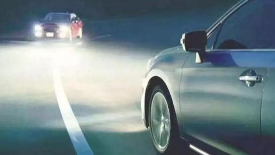 同样是闪大灯，为何欧美是礼貌，国内却成了警告？