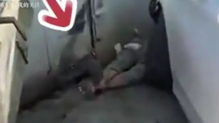 宁波一女子开奔驰来回撞击男子，目击者：她是故意的，撞了四五次