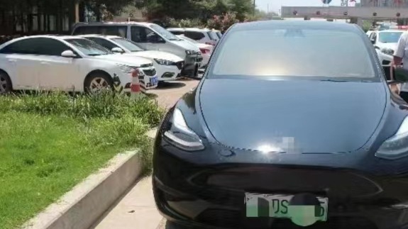 驾驶员开着自动驾驶睡大觉，追尾前车逃逸被查获