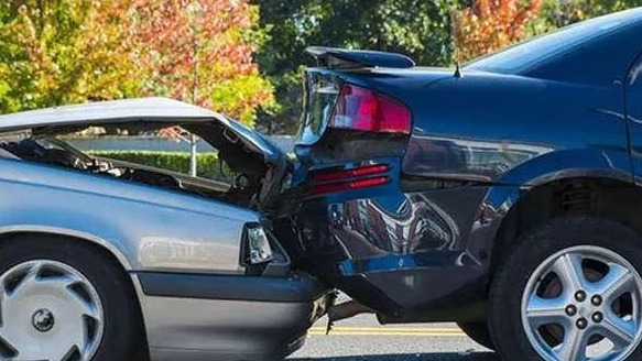 开车快要追尾时怎么办？