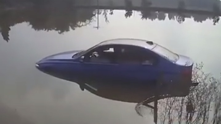 起底豪车骗保案：多车相撞开进水里自焚车辆，还有什么做不出来的?