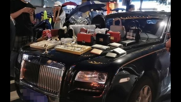 男子开劳斯莱斯摆地摊玩起”醉翁之意“ 当天0收入却收百余好友