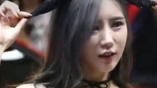  性感车模，身材好棒