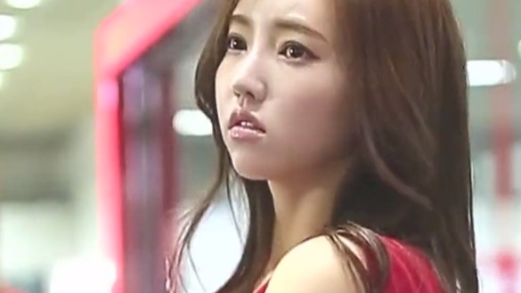 红裙车模，时尚美丽大方！