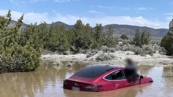 车主高速上开启特斯拉FSD：结果车辆直接“飞进”池塘