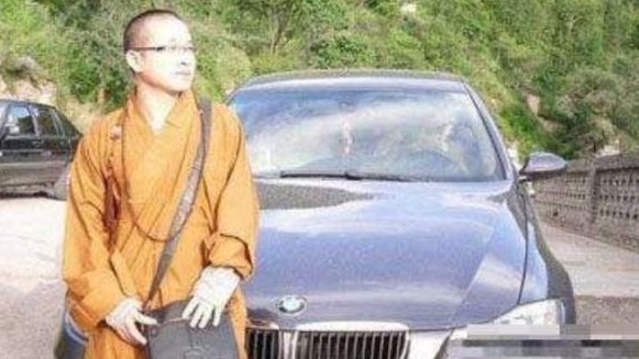 和尚开百万豪车出车祸 7个字让救援人员扭头就走