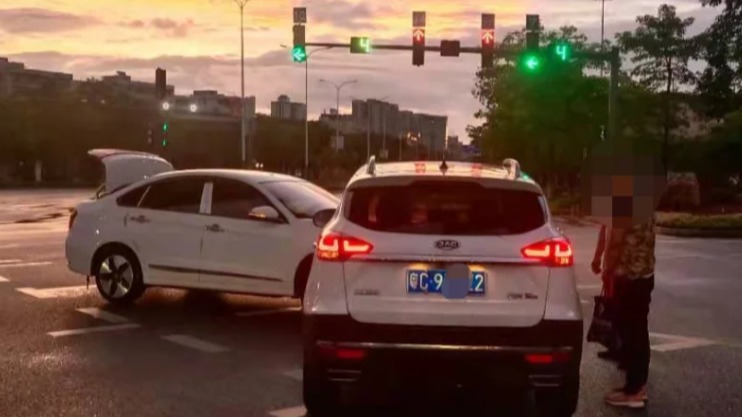 雨天清晨两车路口相撞！双方都咬定是绿灯通过！现场画面揭秘！