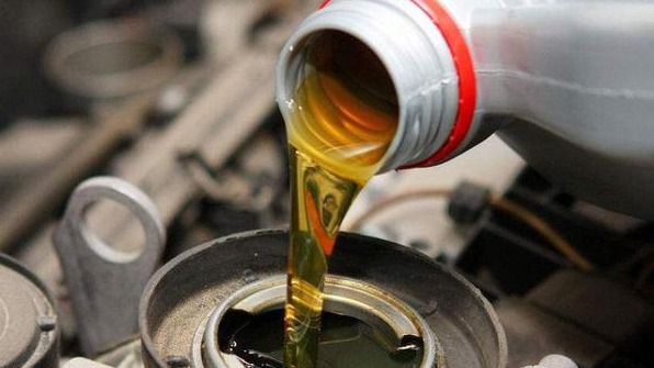 全合成机油1万公里以上才换？维修师傅：那你的车等着报废吧
