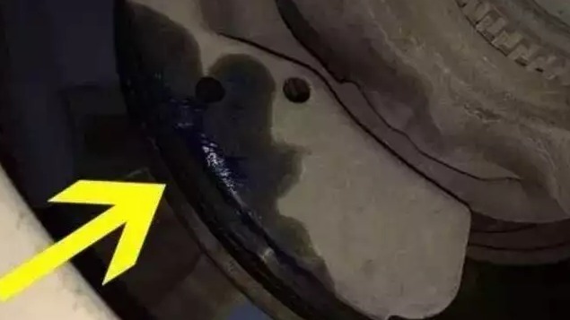 车主自己更换刹车片，钱是省了命差点没了