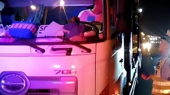 安徽夫妻24小时生活在卡车上，只敢在晚上出门：载的货比命还重