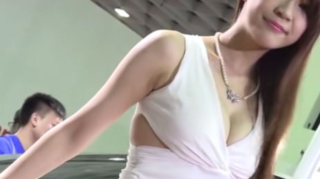 清纯可人,超级养眼 劲爆白衣美女车模秀