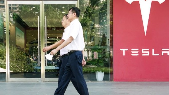 特斯拉比亚迪化敌为友，谁最慌？