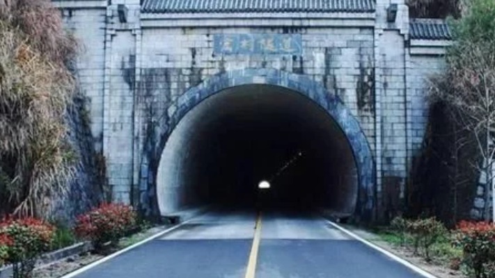 汽车行驶时把后座放平睡觉，算是违章行为吗?