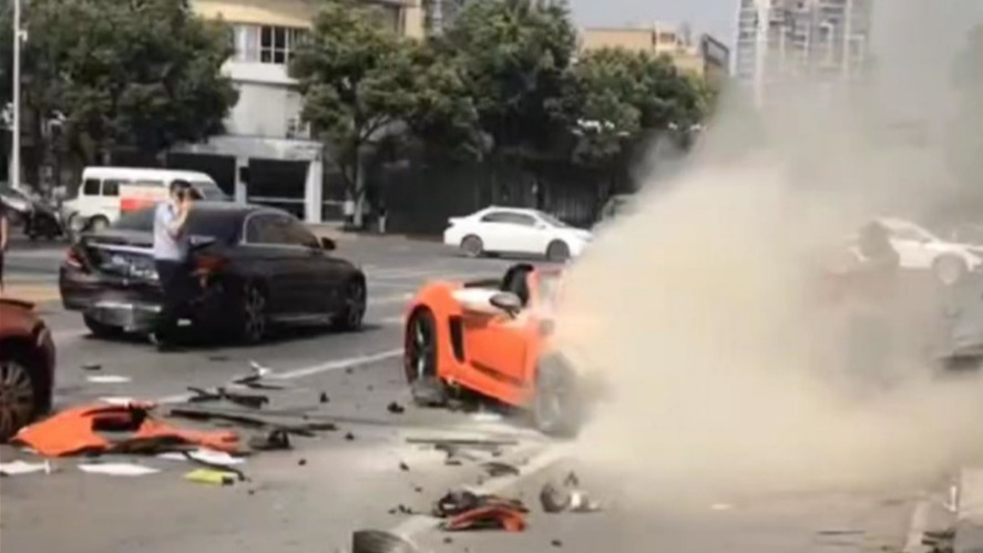 保时捷718连撞四车后自燃，车主却逃出生天  同为自燃为何不同命？