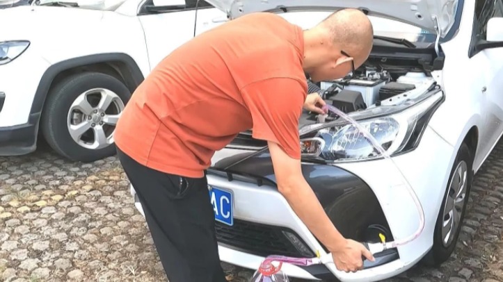 洗车工把玻璃水加进了防冻液，车子会坏掉吗？