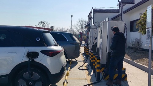 他“抢”儿子的新能源车回乡探亲