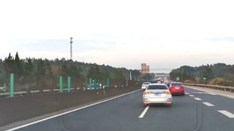 高速上前车突然急刹车咋办？这才是正确做法，学会了可以救命