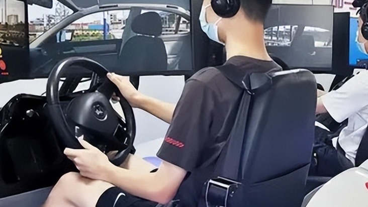 大学生学驾照能有多搞笑，教练的暴脾气失效：遇上你是我要渡的劫