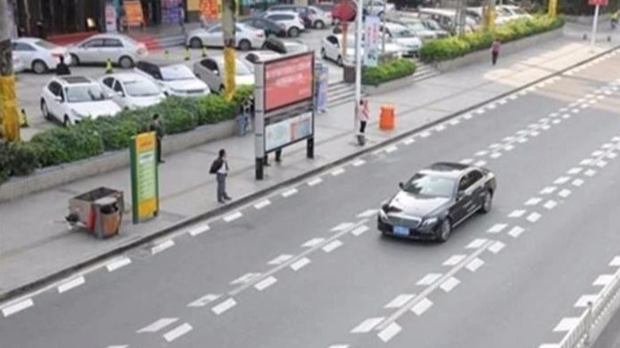 高速新规引公愤，“鱼骨标线”到底啥意思？车主：3天扣了9分！