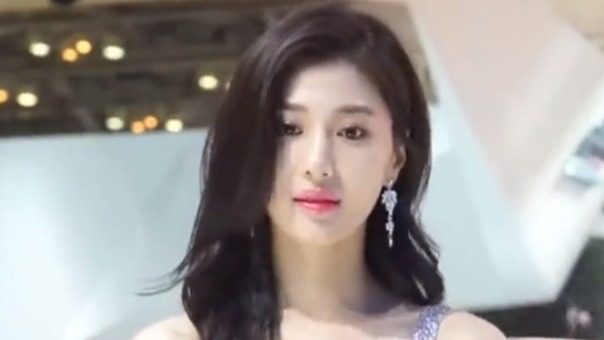 好有气质的车模！侧影真的超迷人！