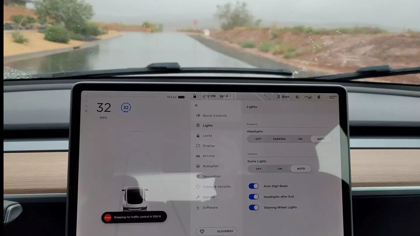 车主吐槽特斯拉自动雨刷功能太蠢，马斯克道歉并承诺改进
