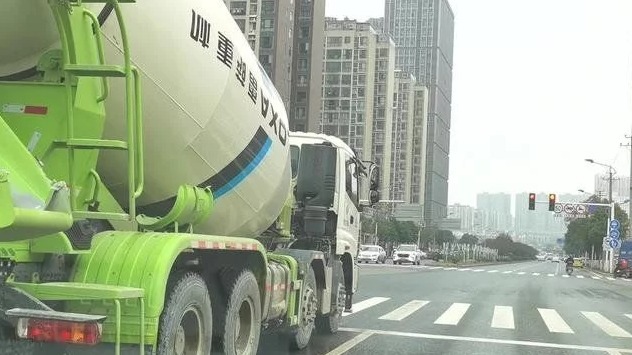 大家都知道要远离大车行驶，那么还有哪些车是需要远离的呢？那么本期喵哥就来给大家讲一讲。