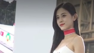 可爱的车模小姐姐